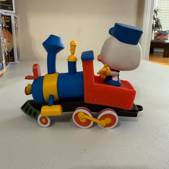 Funko Pop! Disney: Casey Jr. Circus Train Ride - Donald Duck with Engine - Picture 3 of 5
